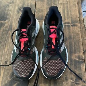 Never worn Adidas Men's 10 Solar Glide 5 M